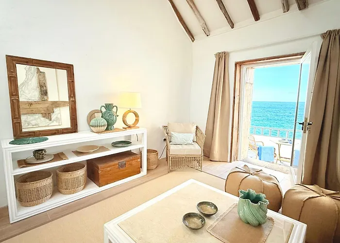 Casa Malena Seafront And Private Pool Hébergement de vacances *